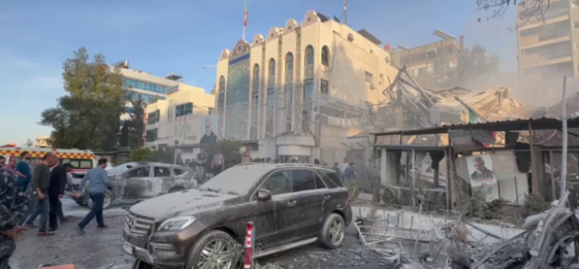 إيران تتوعد بالرد على استهداف قنصليتها في دمشق