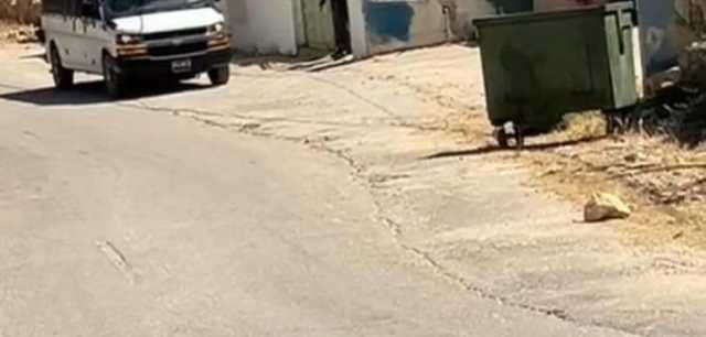جيش العدو الصهيوني يقتحم مقر مجلس قروي ومدرسة في جنوب الخليل