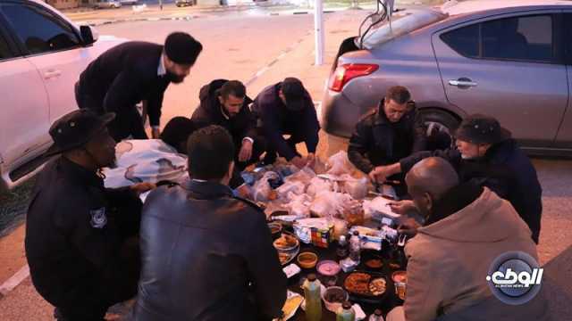 “الشامخ” يتفقد الدوريات الأمنية التابعة لمديرية أمن بنغازي ويشاركهم وجبة الإفطار