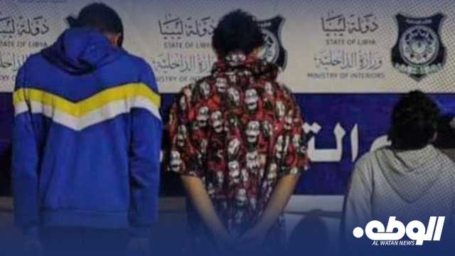 “أمن بنغازي” يضبط ثلاثة أشخاص متهمين بسرقة مصوغات ذهبية و14 ألف دينارا