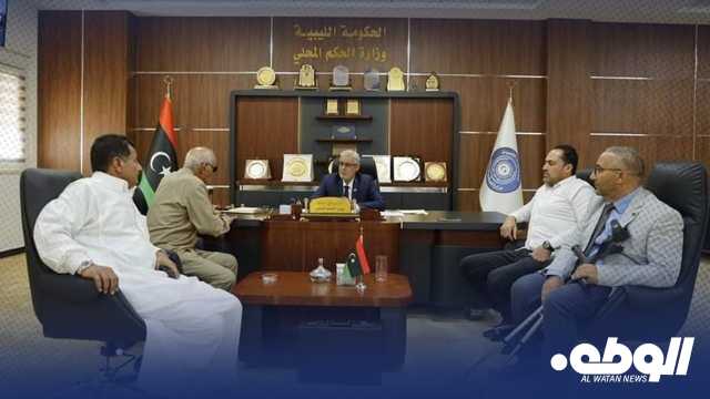 وزير الحكم المحلي الليبي يتابع سير العمل ببلدية طبرق