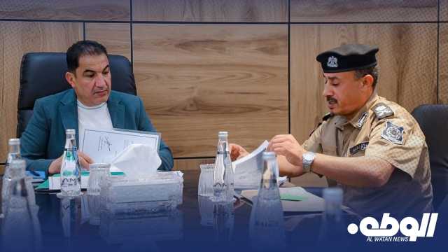 اللواء “أبوزريبة” يناقش الجوانب التنظيمية والإدارية المتعلقة بعمل جهاز حماية الآداب العامة