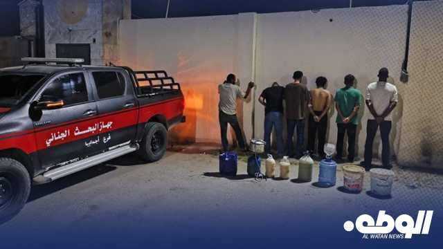 “البحث الجنائي” يداهم مصنعاً للخمور ويضبط 5 من ذوي السوابق في أجدابيا