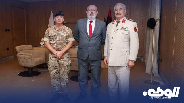 المشير “حفتر” يستقبل السفير البريطاني ويؤكد دعم العملية السياسية في ليبيا