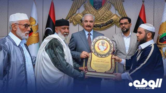 المشير “حفتر” يستقبل مشايخ وأعيان غريان ويؤكد أن الحل بيد الشعب الليبي