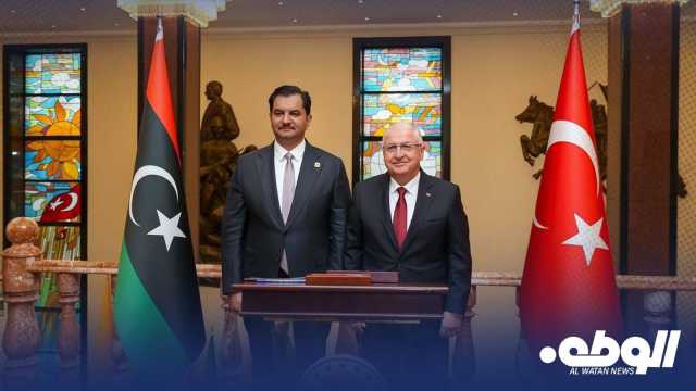 نائب القائد العام يلتقي وزير الدفاع التركي في أنقرة