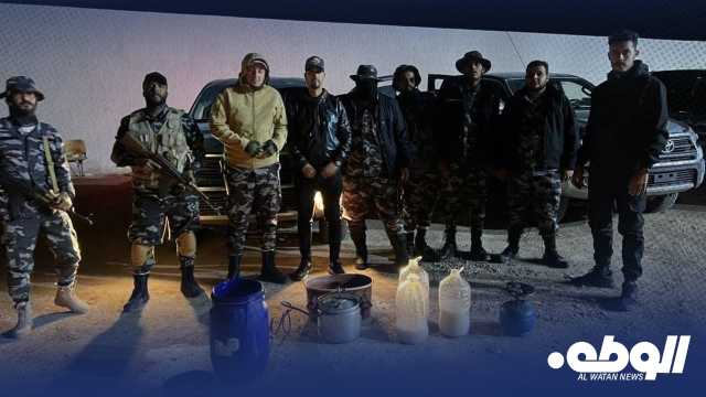 إنفاذ القانون تداهم موقعا لتصنيع الخمور في مدينة سوكنة