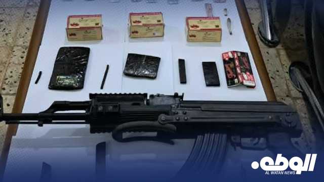 مكافحة المخدرات بالبيضاء تضبط مروّجًا بحوزته حشيش وأقراص مهلوسة