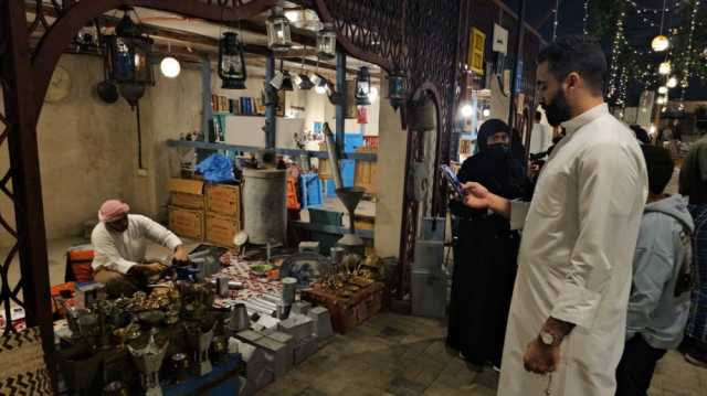 التناك.. حرفة يدوية ورثها شاب وعمل على نقلها للأجيال الجديدة