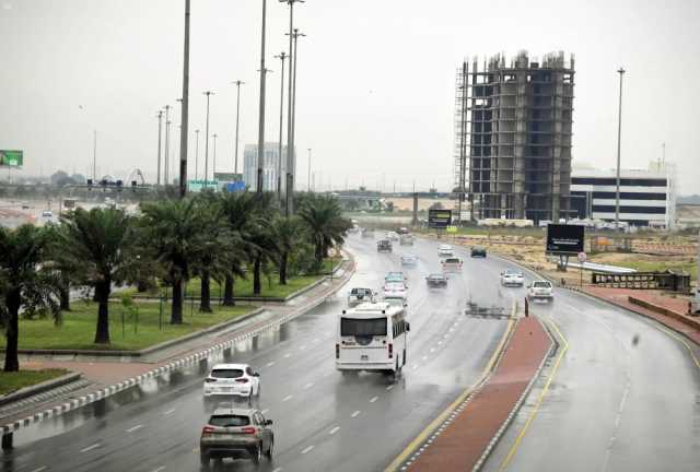 'الأرصاد': أمطار غزيرة ورياح شديدة على منطقتي عسير وجازان