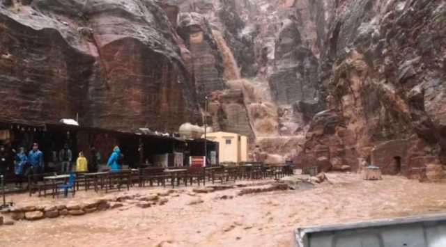 شاهد| سيول البتراء في الأردن.. إجلاء نحو 1800 سائح ومقتل بلجيكية ونجلها