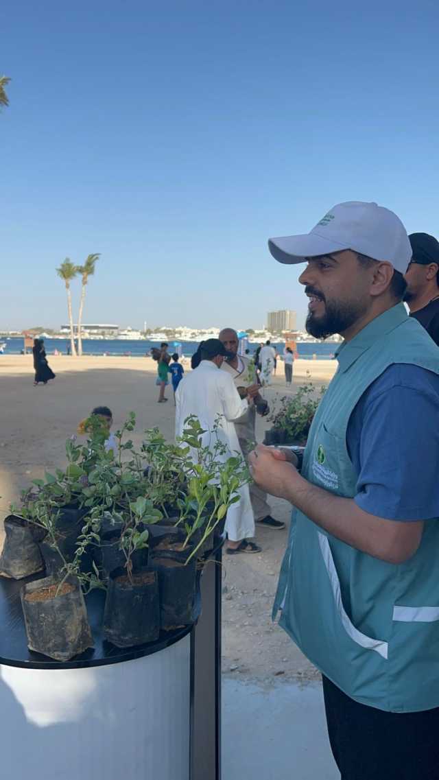 السعودية الخضراء.. توزيع 300 شتلة لمرتادي شاطئ المحازم بجدة