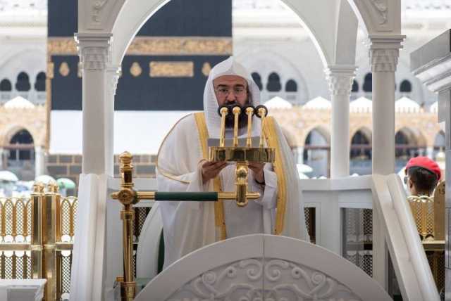 محذرًا من الغزو الفكري.. إمام الحرم: على الشباب تحصين أفكارهم