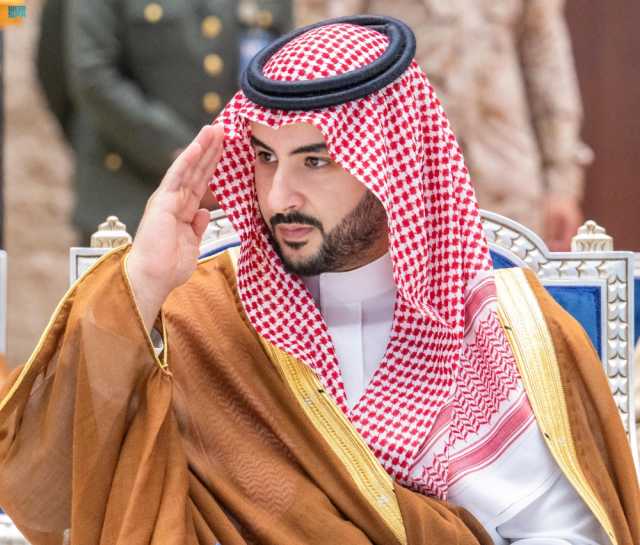 بتوجيه من القيادة.. وزير الدفاع يلتقي رئيس دولة الإمارات