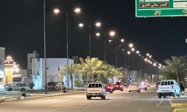 شاهد| بدء أعمال استبدال أعمدة الإنارة في الطرق الرئيسية بقرية العليا