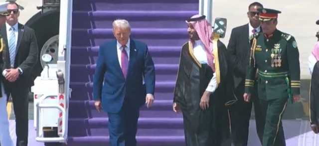 ولي العهد يستقبل الرئيس الأمريكي في مطار الملك خالد بالرياض