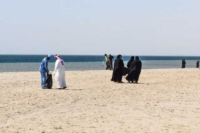 الظهران.. مبادرة بيئية لتنظيف شاطئ الصدف وتوعية المتنزهين