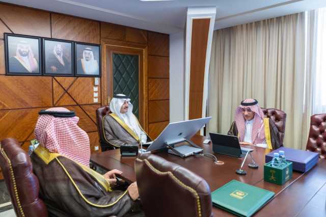 أمير الشرقية يستقبل رئيس مجلس مديري مطارات الدمام ويتسلم التقرير السنوي