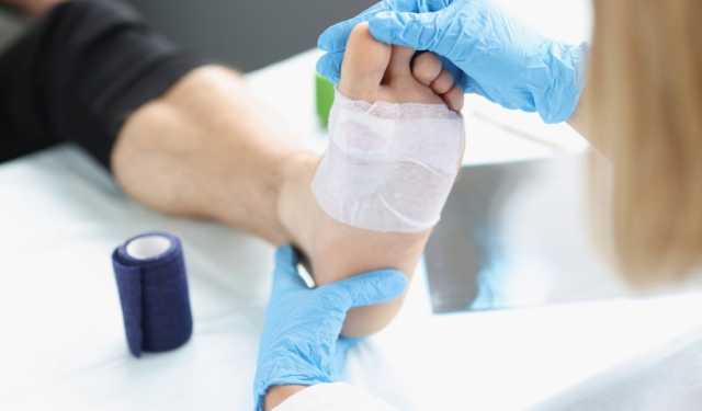 تجمع الرياض الصحي الأول يطلق مبادرة “فحص القدم السكري” لصحة الحجاج 