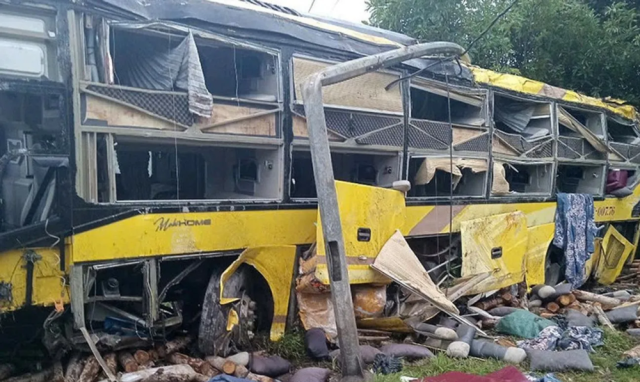 مصرع 10 أشخاص بحادث انقلاب حافلة في فيتنام