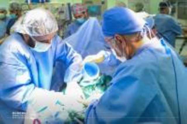 بدء عملية فصل التوأم السيامي السوري 'سيلين وإيلين' - عاجل