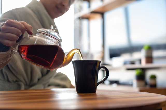 في استطلاع لـ «اليوم».. عشاق الشاي يكشفون أسرار طقوسهم اليومية وتوقيتهم المفضل