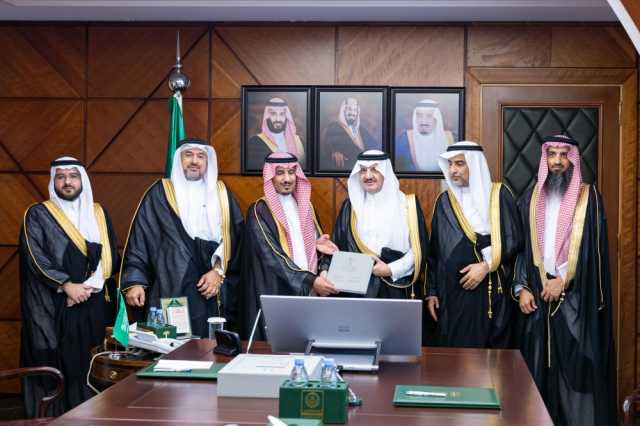 أمير الشرقية يطلع على المشاريع التنموية لـ'مؤسسة الري' في المنطقة