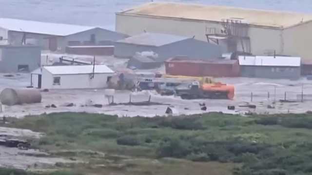 التليفزيون الروسي يبث لقطات لهجوم تسونامي بعد زلزال كامتشاتكا