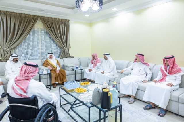 أمير الشرقية يقدم التعازي للعبيد في وفاة والدته