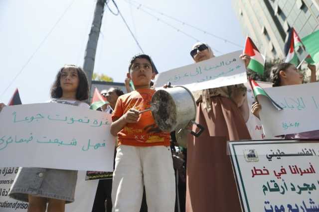 'جوعانين'.. فلسطينيون يتظاهرون في الضفة الغربية تضامنًا مع غزة
