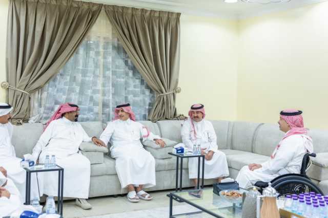 وكيل إمارة الشرقية يعزّي العبيد في وفاة والدته