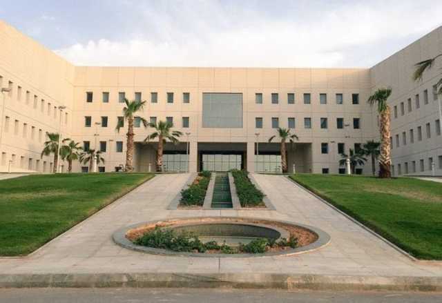 السماح لخريجي الثانوية بالتقديم كمساعدي معلمين في المدارس