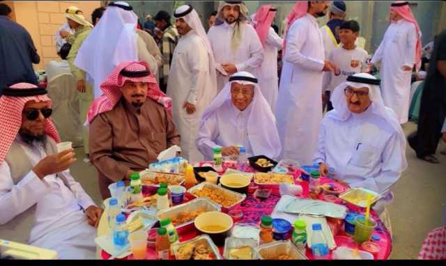 شاهد | بطول 200 متر.. إفطار جماعي في «حارة الكوكب» بالعيون