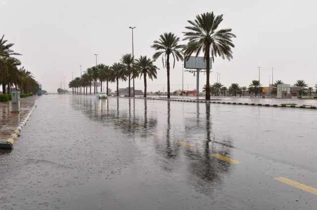 أمطار غزيرة تهطل على عسير والبرد يكسو المرتفعات بكميات كبيرة