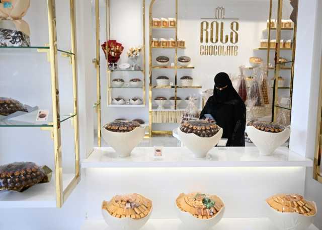 استعدادات العيد.. أسواق مكة المكرمة تشهد إقبالًا على شراء الحلويات