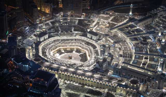 تحت زخات المطر.. أجواء إيمانية في ليلة الـ27 بالحرم المكي