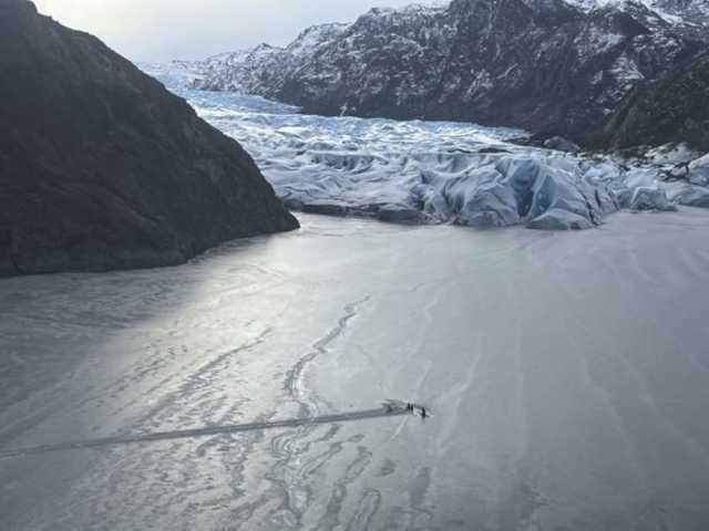 صمدوا 12 ساعة.. جناح طائرة ينقذ 3 أشخاص من الموت في ألاسكا