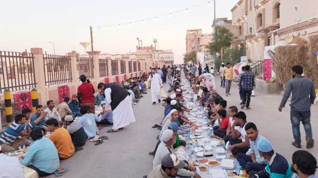 سفرة إفطار بطول 240 مترًا تجمع الأهالي والجاليات في حي المعيزل بالأحساء
