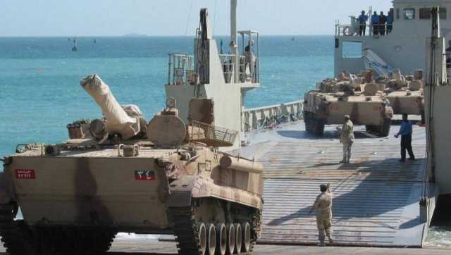 معدات عسكرية إماراتية جديدة في طريقها إلى جزيرة سقطرى