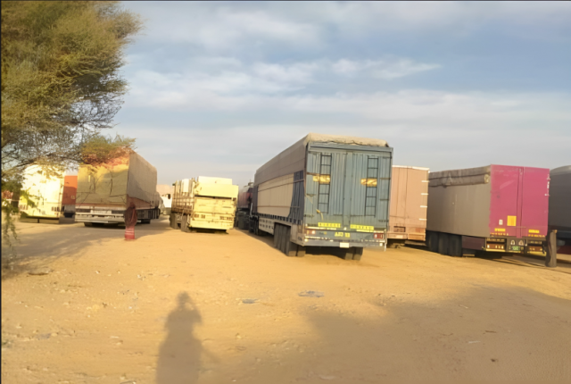 مسلحون قبليون يطالبون بخفض أسعار الوقود في حضرموت: مئات الشاحنات محتجزة منذ أكثر من شهر