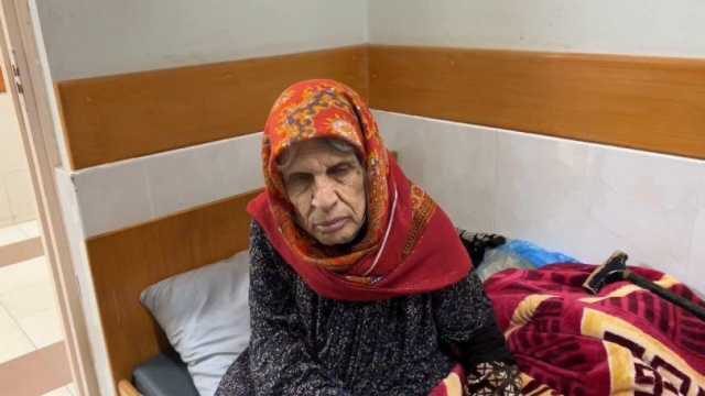 مسنة فلسطينية في غزة تكذب رواية جيش الاحتلال عن تقديم الرعاية لها: كبلوني بالأغلال وضربوني (فيديو)