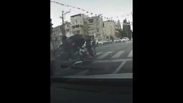 شاهد لحظة اصطدام سيارة الوزير الإسرائيلي المتطرف “بن غفير” وانقلابها (فيديو)