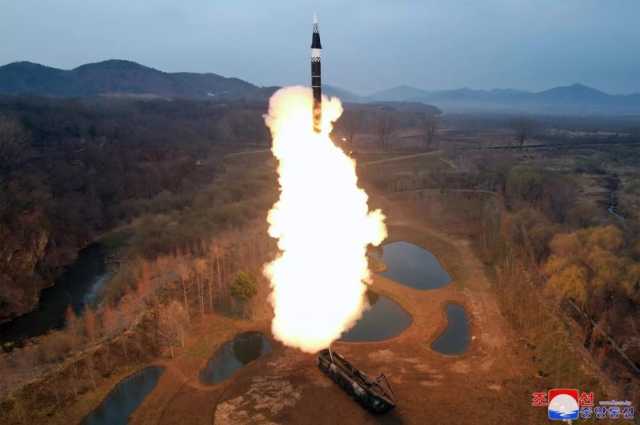 كوريا الشمالية تجري مناورة تحاكي “هجوماً نووياً مضاداً”