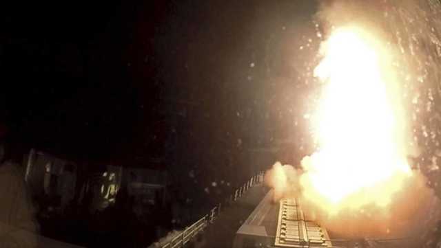 هجوم صاروخي عنيف من قبل قوات صنعاء يستهدف سفينة تابعة للتحالف في خليج عدن