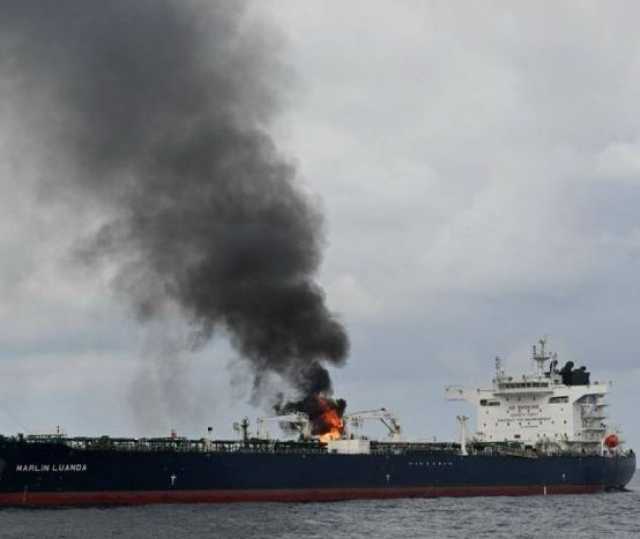 النيران تواصل التهام سفينة في البحر الأحمر ترفع علم بنما (تفاصيل)