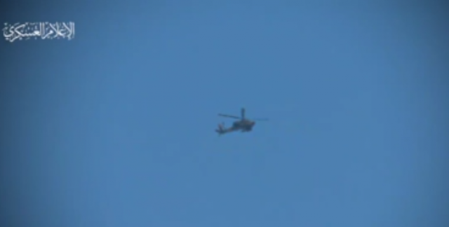 القسّام تطلق صاروخ “سام 7” تجاه طائرة مروحية من طراز “أباتشي” شمال مخيم جباليا شمال قطاع غزة (فيديو)