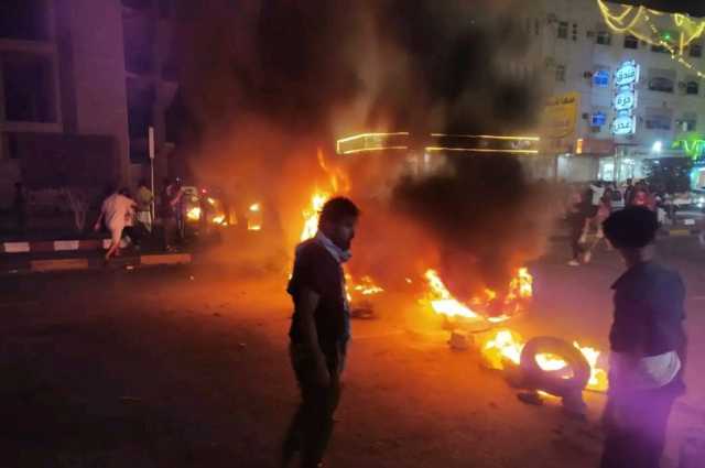 قوات الانتقالي تُطلق الرصاص على المتظاهرين في عدن: “الكهرباء ستشعل ثورة اقتلاع للشرعية وأدواتها جنوباً” (فيديو)