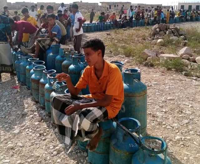 شركة النفط اليمنية تحرم مواطني سقطرى من مادة الغاز لتُتيح لشركة إماراتية بيعها بأسعار باهظة