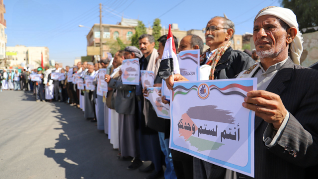 عمال اليمن يطالبون بحقوقهم في يومهم العالمي: ما هي مطالبهم؟