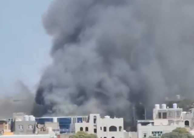 اندلاعُ حريق مهول في مول تجاري بمدينة إب (فيديو)